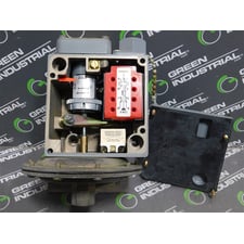 Square D 9016 GAW-21 Vacuum Switch 100 psig 6.9 bar 0-28.7 In-Hg 0-973 mbar Used